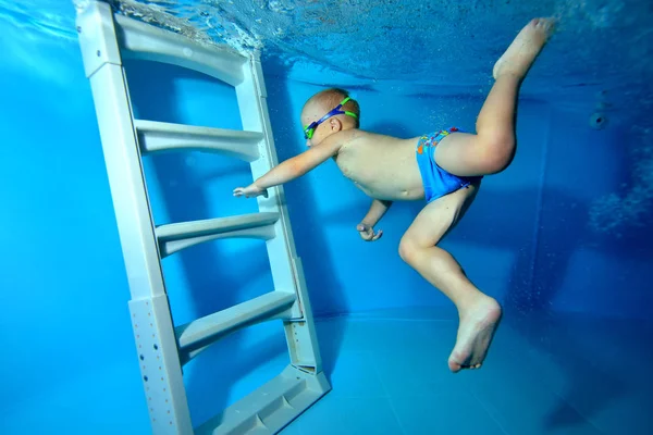 Niño Sumerge Bajo Agua Piscina Infantil Nada Hasta Las Escaleras — Foto de Stock