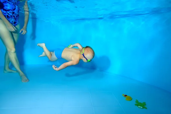 Niño Sumerge Hasta Fondo Piscina Infantil Nada Hasta Los Juguetes — Foto de Stock