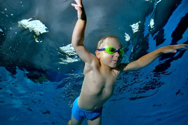 Sualtı Yüzme Küçük Bir Çocuk Havuza Altında Mavi Bir Arka — Stok fotoğraf