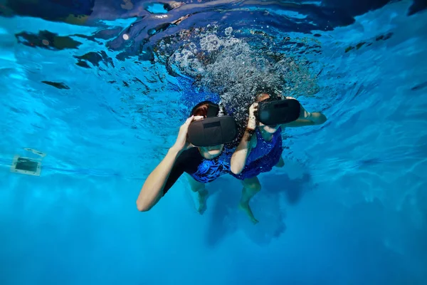 Bir Kadın Bir Çocuk Yüzmek Sanal Gerçeklik Gözlük Başında Havuzda — Stok fotoğraf