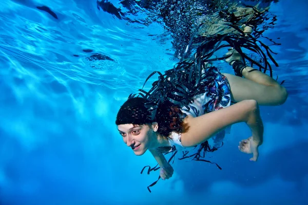 Uzun Saçlı Altında Mavi Bir Arka Plan Üzerinde Havuz Yüzen — Stok fotoğraf