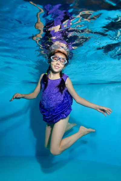 Gelukkig Klein Meisje Met Pigtails Zwemt Vormt Onder Water Het — Stockfoto