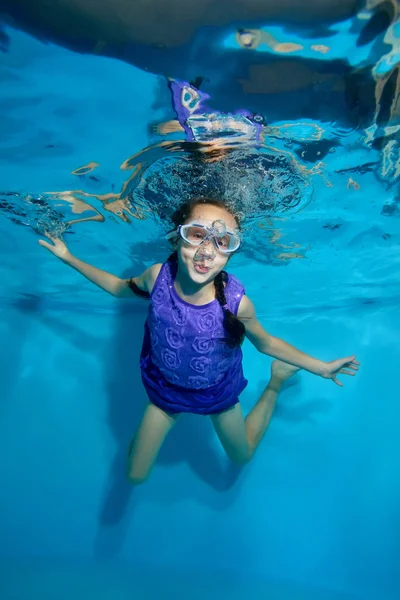 Vrolijk Meisje Met Pigtails Zwemt Onder Water Het Zwembad Laat — Stockfoto