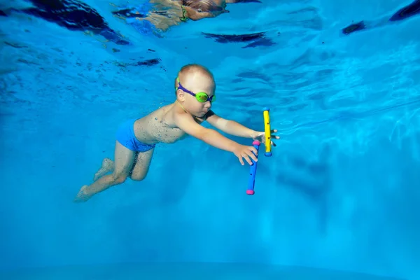 Feliz Bebé Nada Bajo Agua Piscina Los Juguetes Sobre Fondo — Foto de Stock