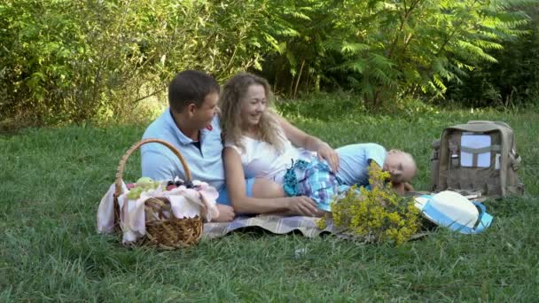 Família Feliz Descansando Natureza Pai Mãe Filho Pequeno Sentados Brincando — Vídeo de Stock