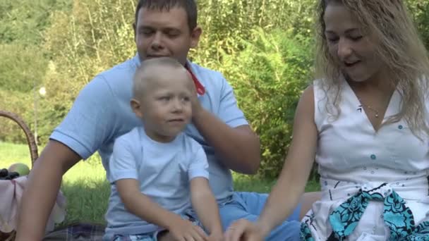 Happy Mom Sits Feeds Grapes Her Little Son His Dad — Stock Video