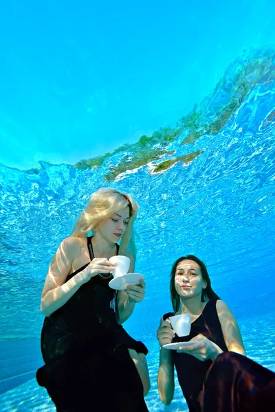 Jonge Mooie Meisjes Zwemmen Spelen Jurken Onder Water Het Zwembad — Stockfoto