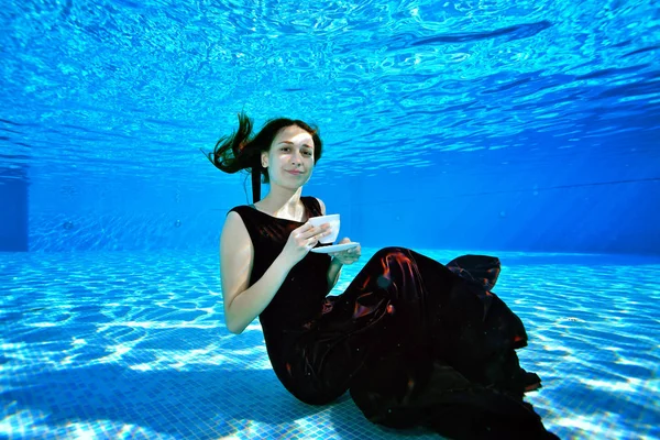 Una Joven Con Vestido Morado Está Sentada Bajo Agua Fondo —  Fotos de Stock