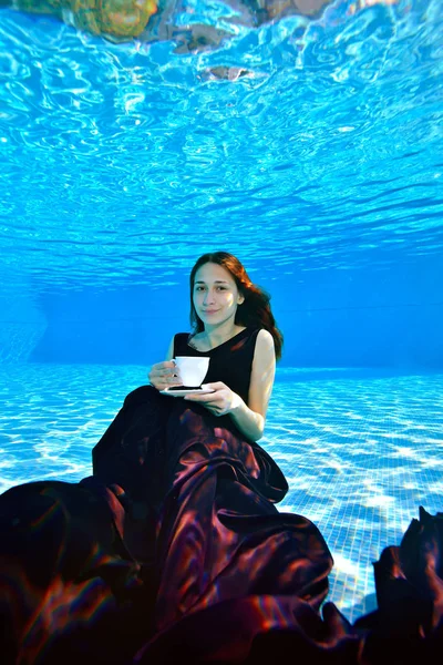 Una Hermosa Joven Con Vestido Borgoña Sienta Posa Bajo Agua —  Fotos de Stock