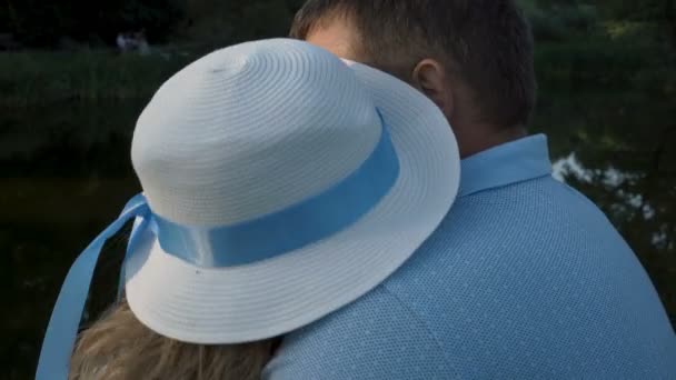 Fechar Acima Par Amor Menina Feliz Chapéu Branco Pôr Sol — Vídeo de Stock