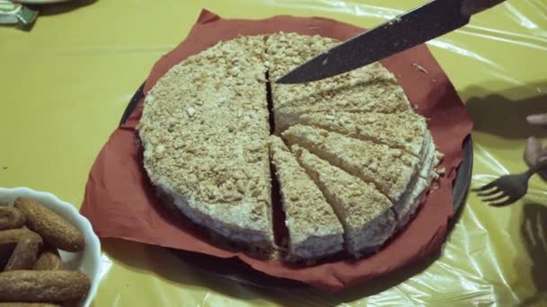 Donna Taglia Gran Coltello Parti Uguali Torta Che Vale Piatto — Video Stock