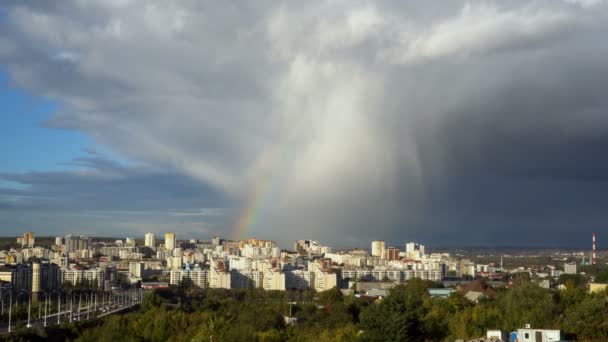 夕暮れ雲が街を実行し雨が降ると都市の上に虹があります 市内の美しい景色 丘の頂上からの眺め 風景です パノラマ Fps — ストック動画