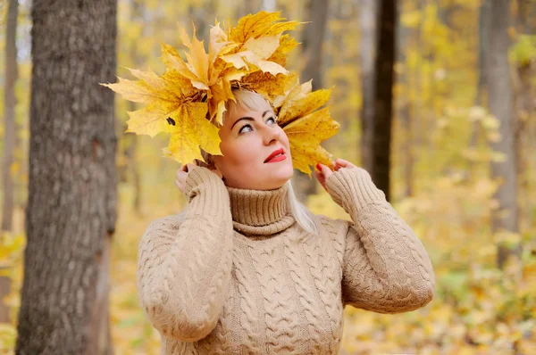 Krásná Blondýnka Velké Velikosti Věnec Žluté Podzimní Listí Stojí Lese — Stock fotografie