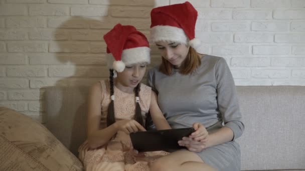 Due Sorelle Divertenti Una Bambina Adolescente Giocano Sul Tablet Siedono — Video Stock