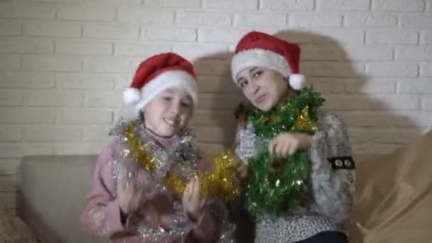 Familia Feliz Dos Hermanas Sombreros Santas Jugando Con Oropel Colorido — Vídeos de Stock