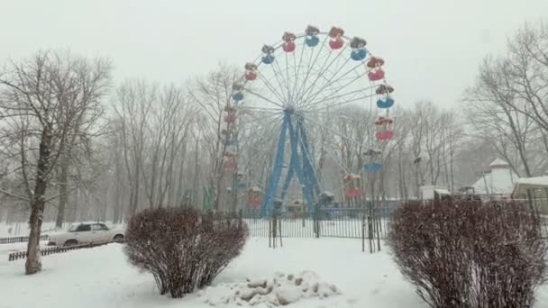 Starker Schneefall Der Stadt Park Blick Auf Das Schneebedeckte Riesenrad — Stockvideo