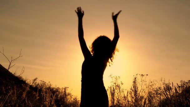 Menina Salta Acena Suas Mãos Contra Pôr Sol Amarelo Campo — Vídeo de Stock