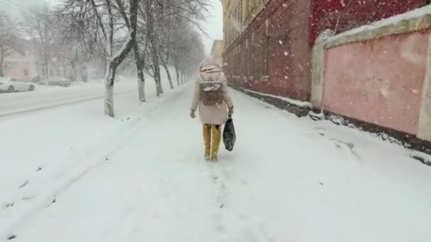 Heftiger Schneefall Und Schneesturm Der Stadt Mädchen Das Einem Trüben — Stockvideo