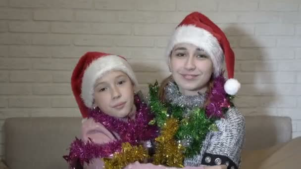 Retrato Dos Niñas Felices Con Sombreros Papá Noel Con Oropel — Vídeo de stock