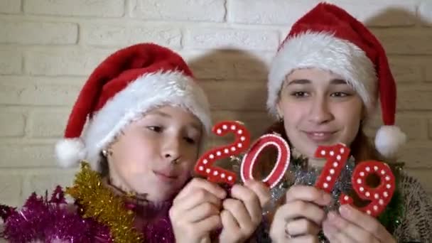 Primer Plano Niños Dos Niñas Pequeñas Sosteniendo Números 2019 Jugando — Vídeo de stock