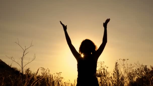 Silhouet Van Een Vrouw Tegen Hemel Heldere Gele Zonsondergang Staat — Stockvideo