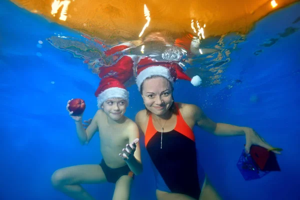 Mãe Feliz Filho Pequeno Nadar Juntos Brincar Debaixo Água Piscina — Fotografia de Stock