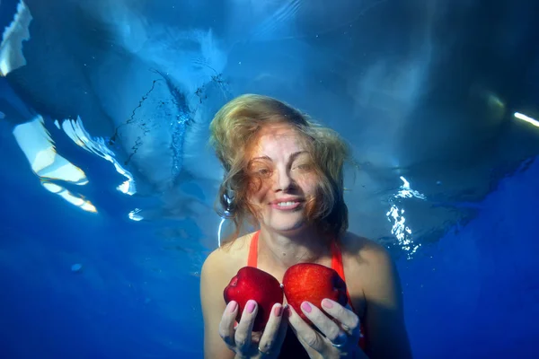 Een Jong Mooi Meisje Met Verfomfaaid Haar Onder Water Zwemt — Stockfoto