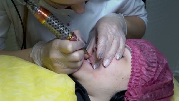 Una Joven Haciendo Procedimiento Los Labios Maquillaje Permanente Salón Belleza — Vídeo de stock