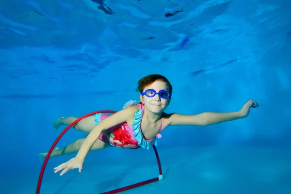 Niño Practicar Deportes Nada Bajo Agua Través Aro Rojo Fondo — Foto de Stock