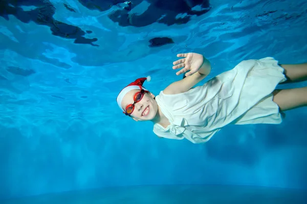 Una Niñita Practicar Deportes Piscina Sumerge Nada Bajo Agua Con — Foto de Stock