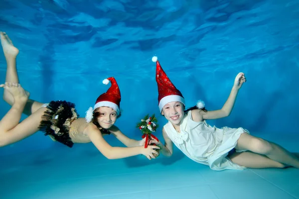 Dos Niñas Felices Nadan Juegan Bajo Agua Con Árbol Navidad — Foto de Stock