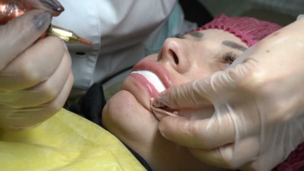 Primer Plano Esteticista Hace Una Mujer Maquillaje Labial Permanente Salón — Vídeos de Stock