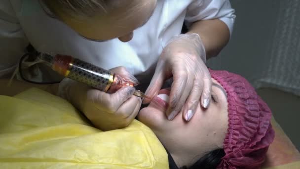 Cosmetician Gör Permanent Makeup Läpparna Kvinnan Som Ligger Soffa Skönhetssalong — Stockvideo