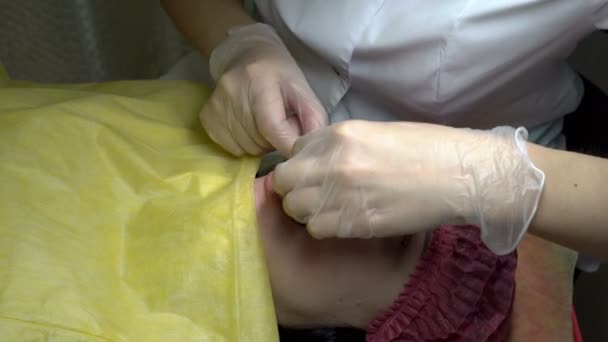 Kosmetolog Förbereder Flickan Till Förfarandet För Permanent Makeup Läppar Skönhetssalongen — Stockvideo