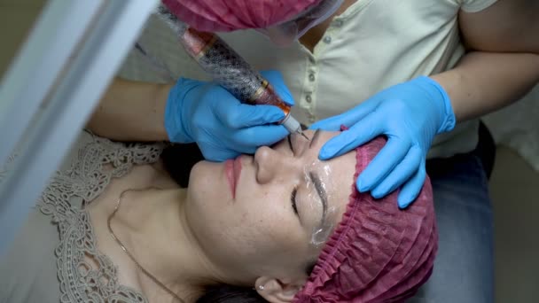 Mujer Cosmética Hace Permanente Maquillaje Ceja Chica Salón Belleza Procedimiento — Vídeo de stock