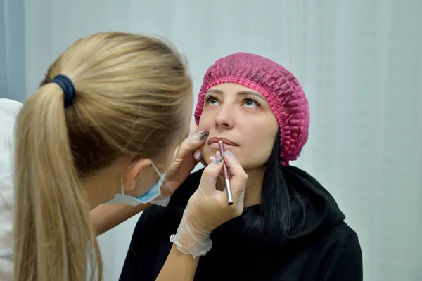 Cosmetólogo Prepara Chica Para Procedimiento Los Labios Maquillaje Permanente Salón — Foto de Stock