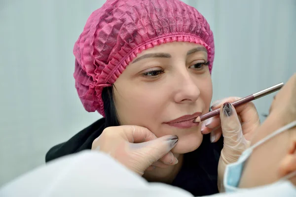 Närbild Ansiktet Europeisk Flicka Kosmetolog Gör Hennes Permanenta Läpp Makeup — Stockfoto