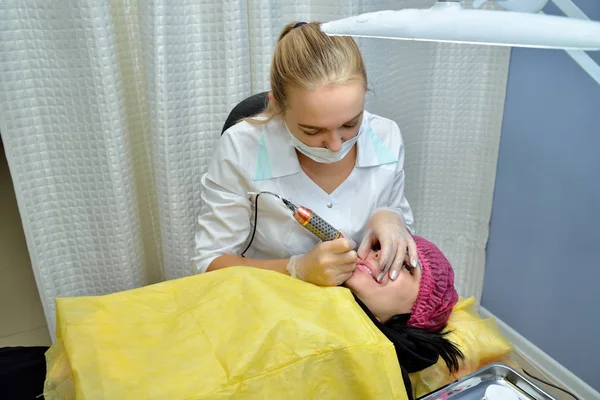 Ung Europeisk Kvinna Gör Permanent Läpp Makeup Skönhetssalong Kosmetolog Vit — Stockfoto