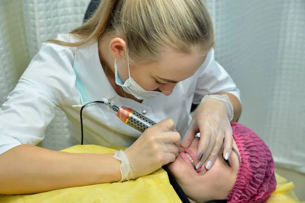 Blond Kvinna Gör Permanent Makeup Läppar Ung Europeisk Flicka Skönhetssalong — Stockfoto