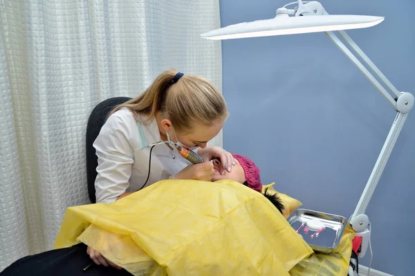 Kosmetyczki Lekarz Białą Szatę Traktuje Usta Młoda Dziewczyna Podczas Procedury — Zdjęcie stockowe