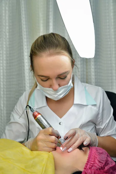 Porträtt Kvinna Kosmetolog Förfarandet För Permanent Läpp Makeup Vilket Hon — Stockfoto