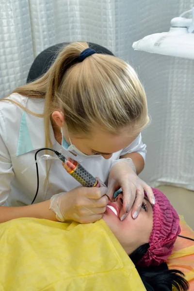Piękności Dziewczyna Europejskiej Robi Makijaż Permanentny Usta Kosmetyczka Blondynka Pochylił — Zdjęcie stockowe