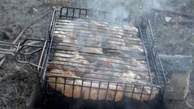 Yakın - up kömür ızgara üzerinde pişirilir sulu et parçaları. Açık havada Barbekü. Üstten Görünüm. 4 k. 25 fps.