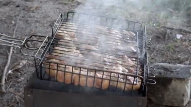 Barbekü lezzetli ızgara et. Eti ızgara açık havada yanmış. Yakın çekim. Üstten Görünüm. 4 k. 25 fps.