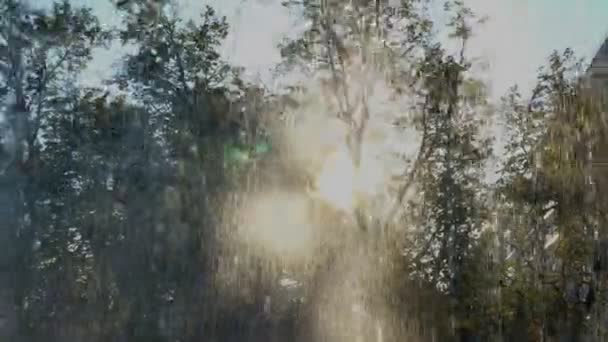 Solitari getti d'acqua pulsanti nella fontana della città contro il cielo al tramonto. Fontana danzante. Chiudete. 4K — Video Stock