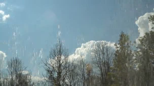 Schöne Wasserstrahlen aus dem Stadtbrunnen fliegen bei Sonnenuntergang in den Himmel. Nahaufnahme. Ansicht von unten. 4k — Stockvideo