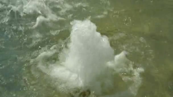 Närbild av en vit vattenstråle i fontänen på sommaren en solig dag. Övre sidovy. 4K. — Stockvideo
