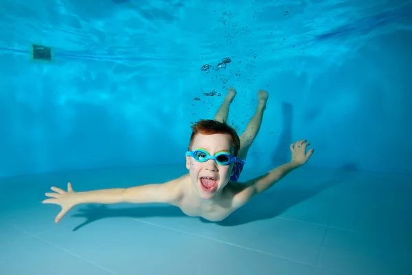 Feliz chico deportivo nadando bajo el agua, sonriendo boca ancha, gritar,. Posando para la cámara con los ojos abiertos. Retrato. Foto bajo el agua. Orientación horizontal — Foto de Stock