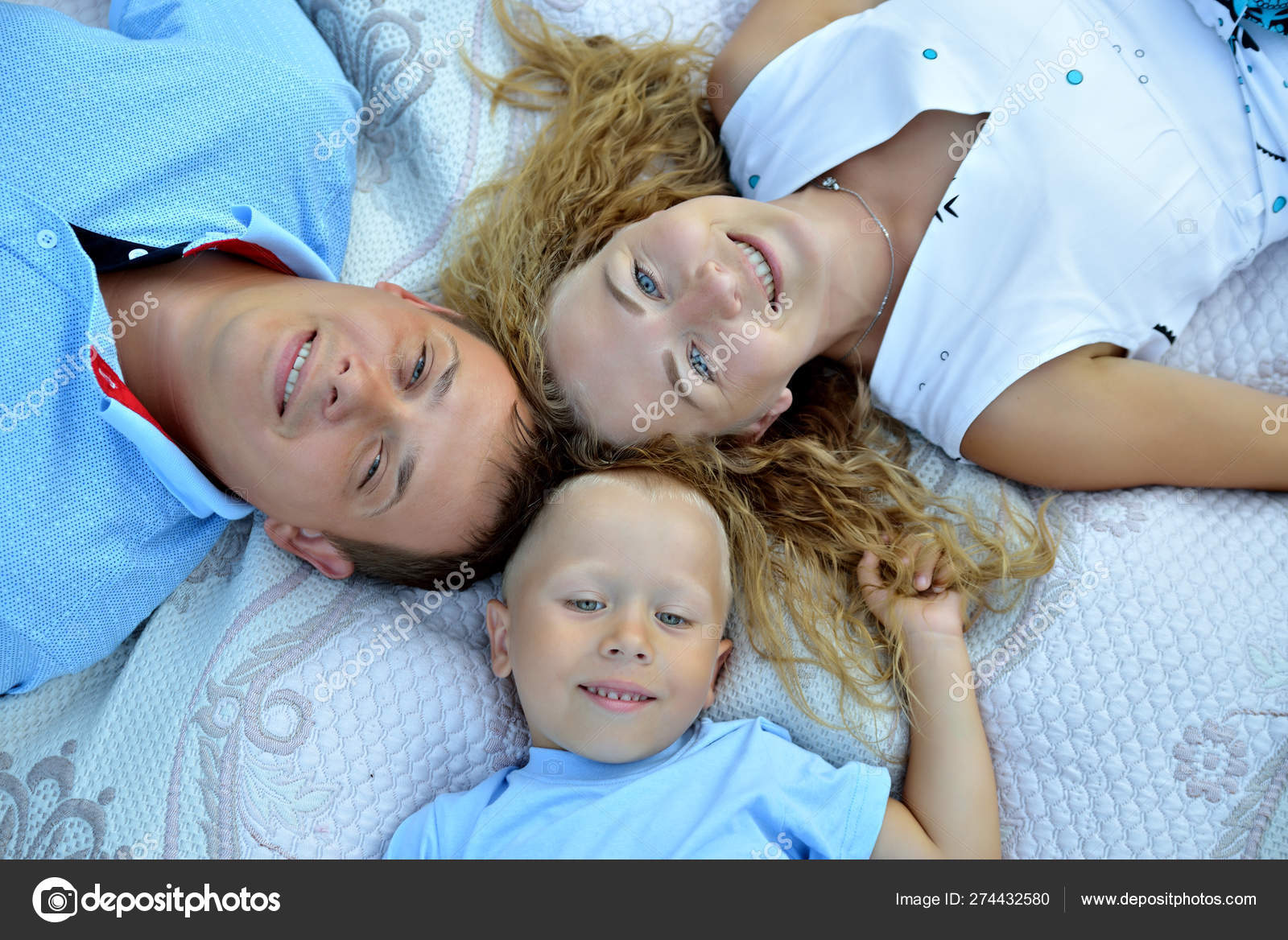 Familia Sonriente Mama Papa Bebe Acuestese Sobre Una Manta Y Mire A La Camara Dia Soleado De Verano El Concepto De Felicidad Familiar Retrato La Vista Desde Arriba Vista Horizontal Fotografia De