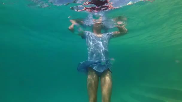 Petite fille mignonne en noir lunettes de réalité virtuelle plonge sous l'eau dans la piscine. Elle joue à des jeux virtuels dans un environnement inhabituel. Ferme là. Au ralenti. 4K — Video